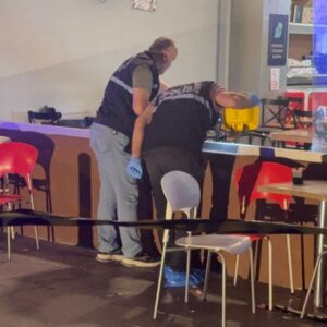 hastane kantininde silahli saldiri 2 kisiyi silahla vurdu taYqLBgm