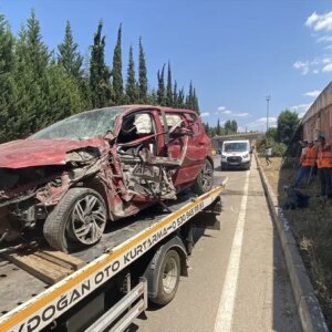 karabukte agaca carpan otomobilin surucusu yaralandi ipD353LT