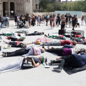 notre dame katedrali onunde gazze eylemi JgdKH8Jd