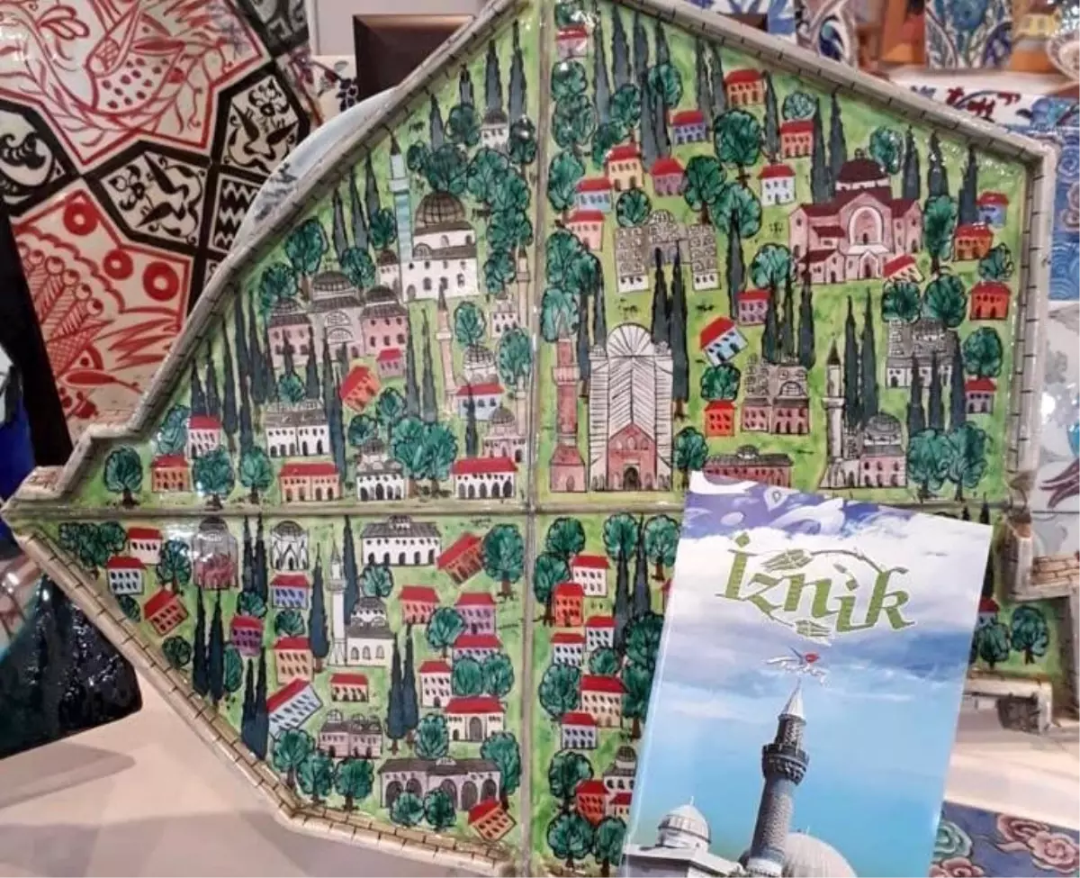 cini sanatcisi mesude kunen papa 14uncu leoya izniki resmettigi tabloyu hediye edecek bnFfpc7J.jpg