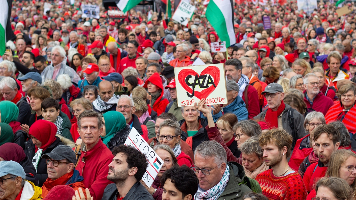 hollandada israil protestosu 250 bin kisi hukumete karsi sokaklara dokuldu Wl6vs87k