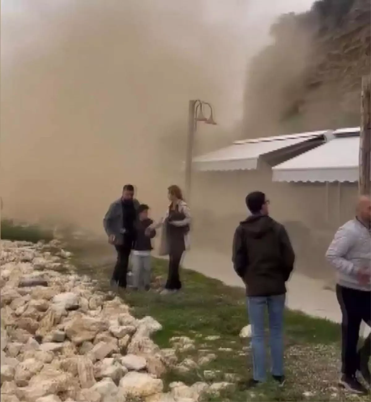 silivride toprak kaymasi kaya parcalari cay bahcesine dustu XefmCiTi