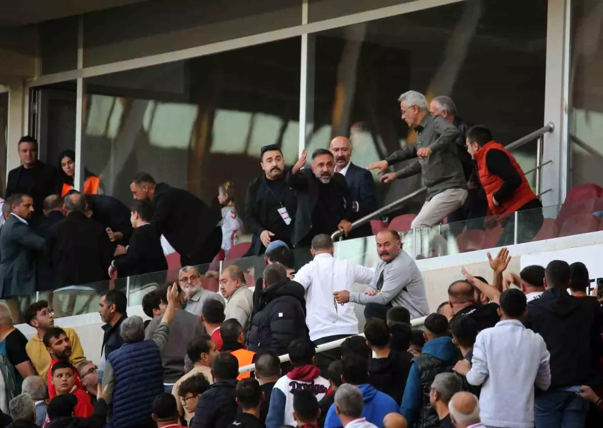 sivasspor baskani gokhan karagol taraftarla tartisti hfWJ5JRO