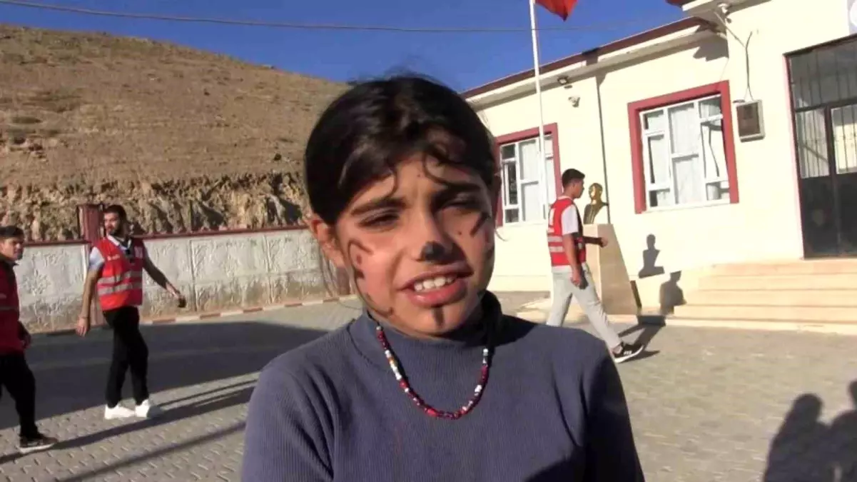 siirtte kizilay haftasi etkinlikleri ilkokul ogrencilerine ilk yardim egitimi CVRGVD4i.jpg