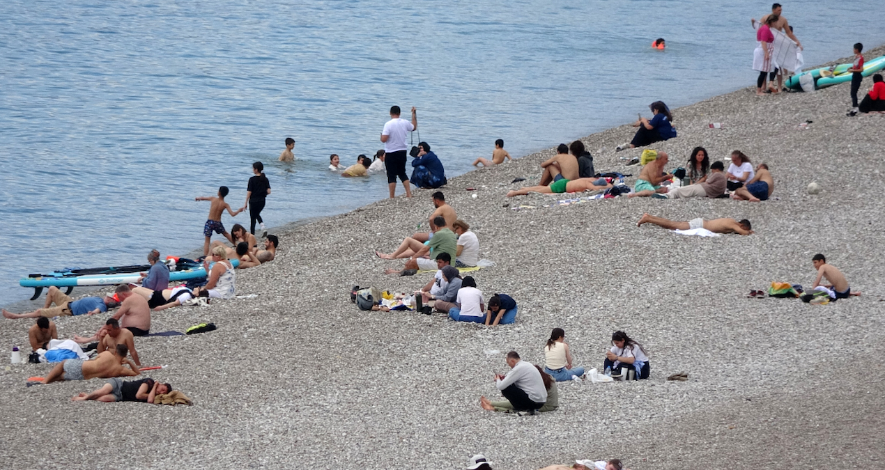 Antalya’da Güneşli Hava, Plajları Doldurdu