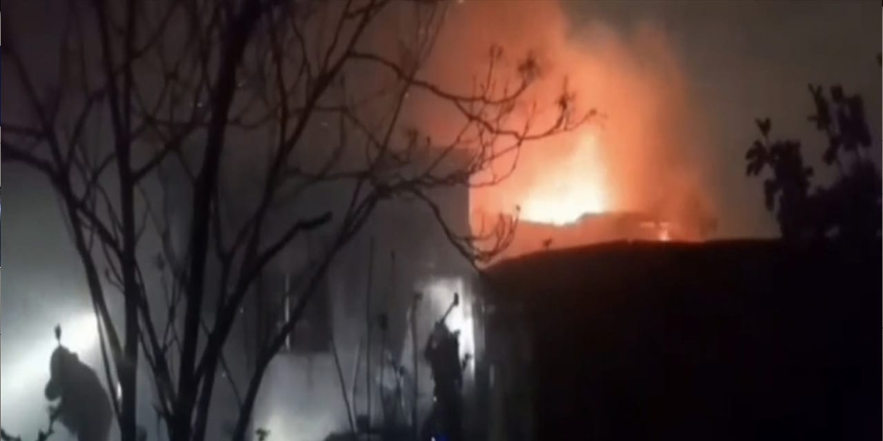 Fatih’teki İş Merkezinde Çatı Yangını Korkuttu
