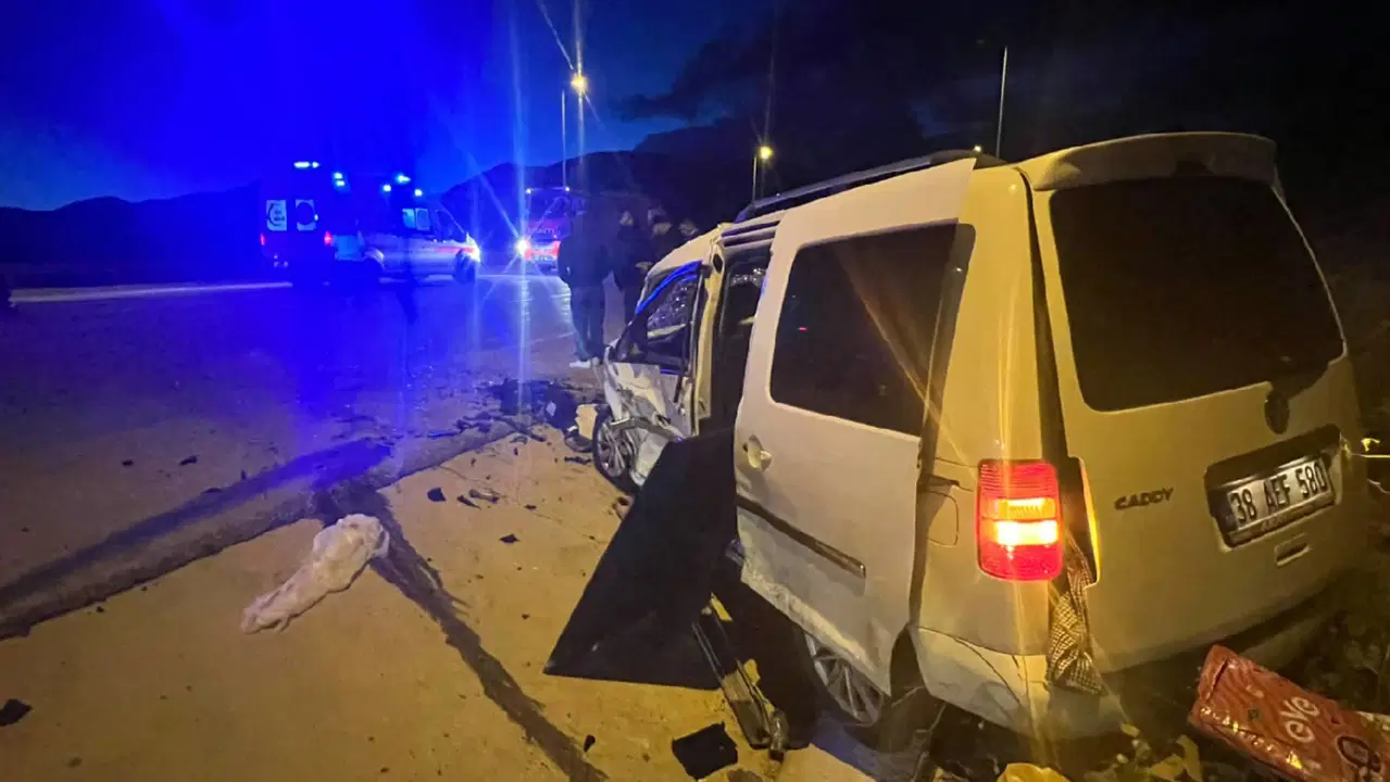 Kayseri’de feci kaza… Hafif ticari araç ile otomobil çarpıştı: Ölü ve yaralı var