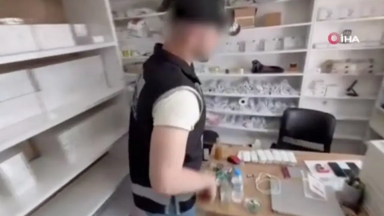 2 ilde kacakcilik operasyonu binlerce cep telefonu ve aksesuari ele gecirildi gozaltilar var xUvB2wvN