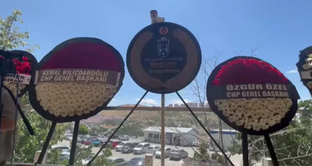 Olcay baykalin cenaze toreninde dikkat ceken iki celenk YnLOsPlB